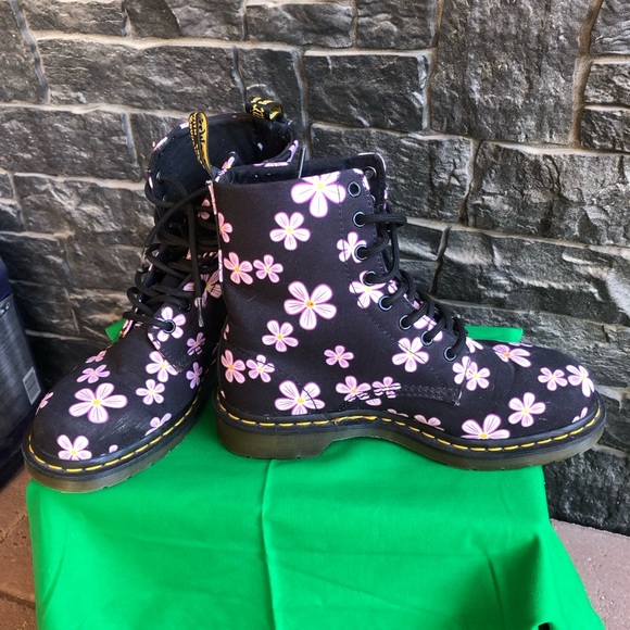 Dr. Martens Shoes - 🌸 Dr. Marten PAGE Meadow size 8 US 🌸 nice condition!